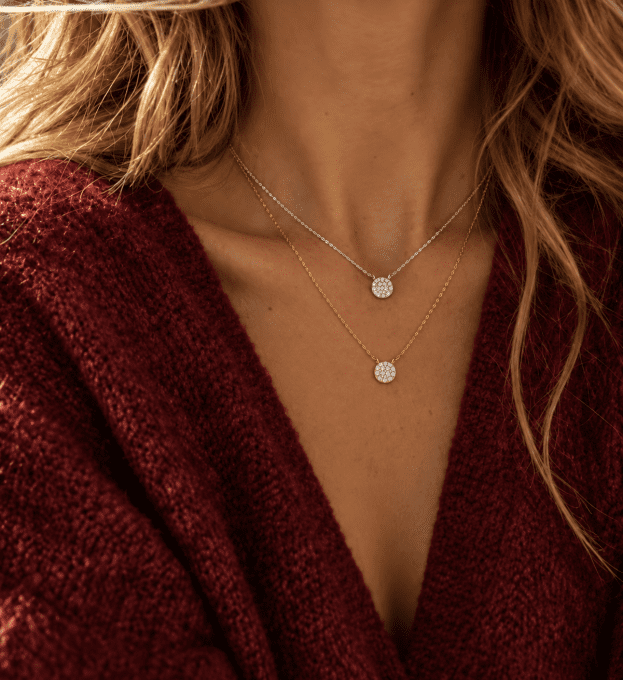Collier médaille scintillante